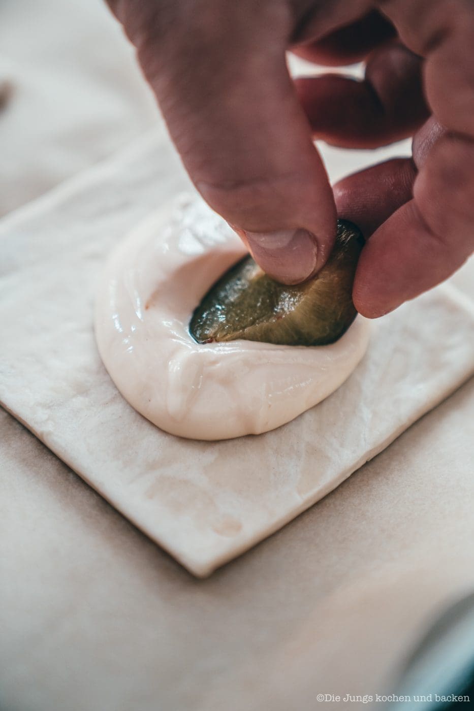 Rezept für ein einfaches Blätterteig-Gebäck. Pflaumen mit einer feinen Quarkcreme und knusprigen Streuseln - unwiderstehlich lecker und schnell für die Gäste gebacken!